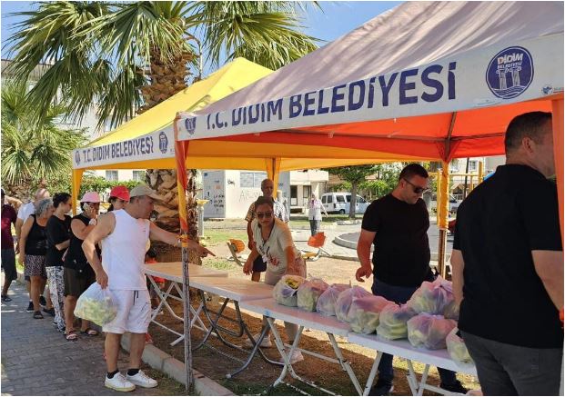 BELEDİYE TARLALARINDA ÜRETİLEN SEBZELER VATANDAŞLARA ÜCRETSİZ OLARAK DAĞITILDI